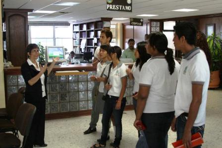 ALUMNOS DEL PLANTEL 05 DE VICTORIA REALIZAN VISITA A LA UAT