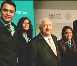 ALUMNOS Y MAESTRO DEL PLANTEL 13 CUAUHTÉMOC RECIBEN PREMIO NACIONAL DE LA JUVENTUD