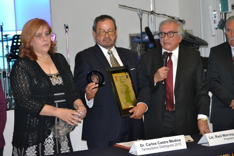 RECIBE EL DIRECTOR GENERAL DEL COBAT, DR. CARLOS CASTRO MEDINA, LA PRESEA “DR. NORBERTO TREVIÑO ZAPATA”, AL SER NOMINADO TAMAULIPECO DISTINGUIDO DEL AÑO 2015.