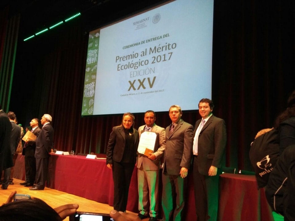 Recibe maestro del COBAT Premio al Mérito Ecológico 2017