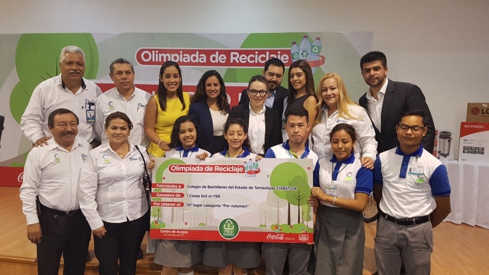 RECIBEN ALUMNOS PREMIOS POR LA OLIMPIADA DE RECICLAJE PET