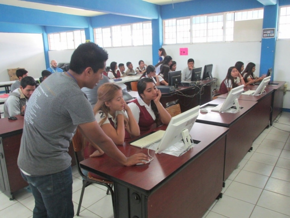 SECUNDARIAS DE CAMARGO, ASISTEN A “EXPO-COBAT ORIENTA”