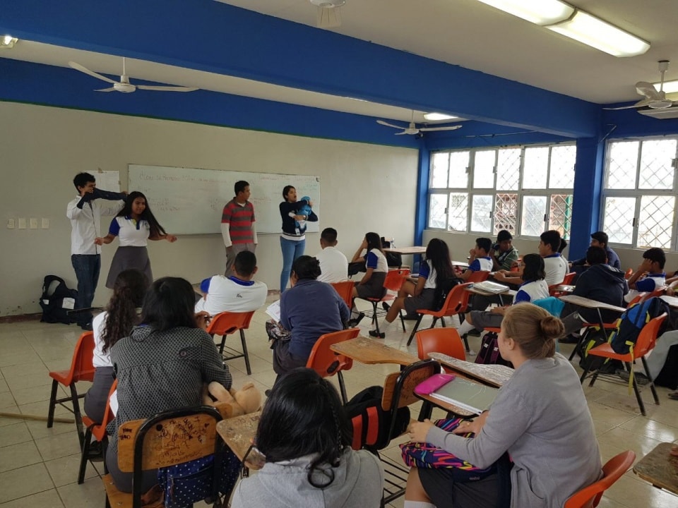 LLEVAN PLATICAS DE SEXUALIDAD A ALUMNOS DEL COBAT 22