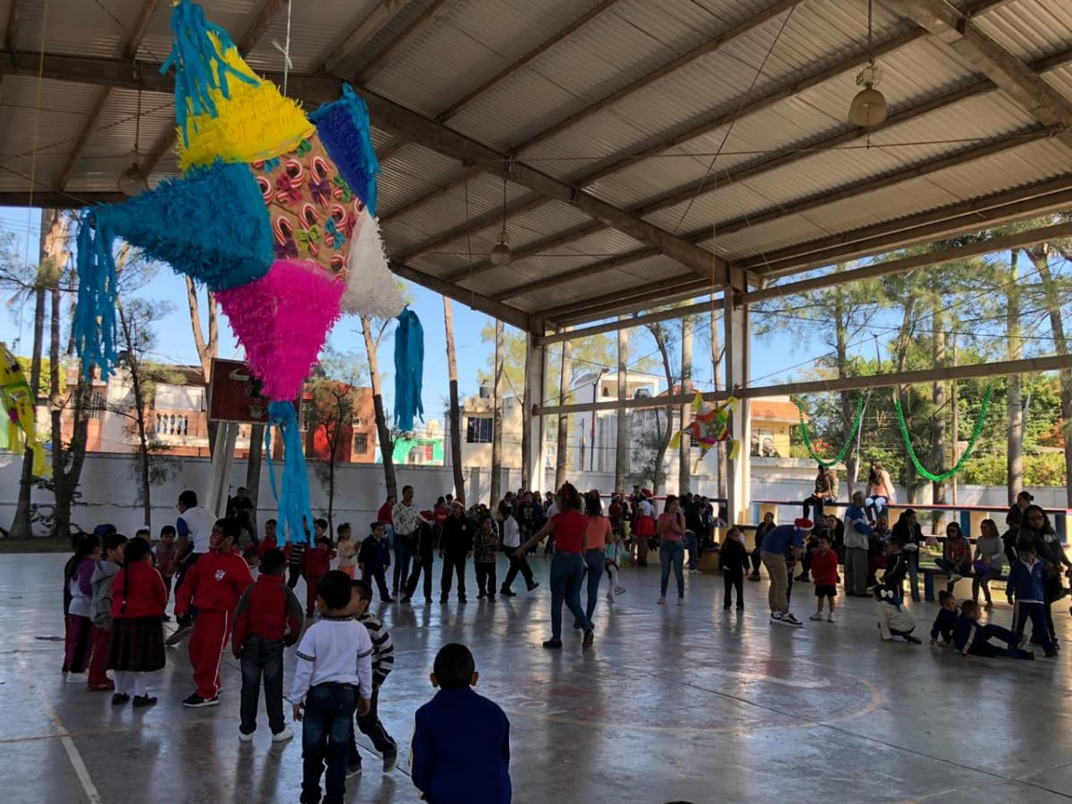 JÓVENES BACHILLERES REGALAN SONRISAS DONANDO PIÑATAS