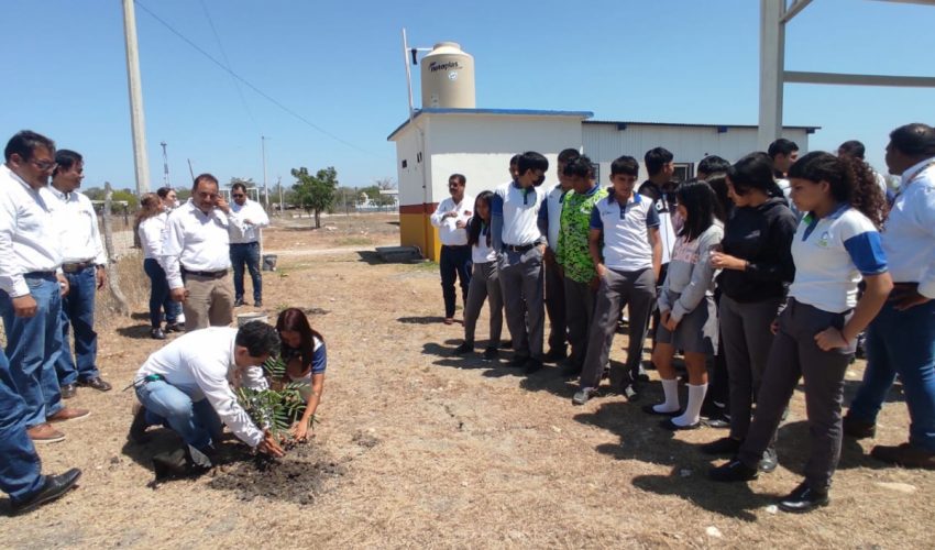 CONMEMORAN DIA INTERNACIONAL DE LOS BOSQUES SEMBRANDO ARBOLES