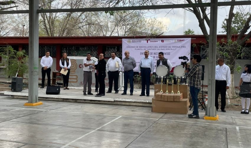 ARRANCA COBAT CICLO ESCOLAR 2025A CON ENTREGA DE INSTRUMENTOS Y RECONOCIMIENTOS.